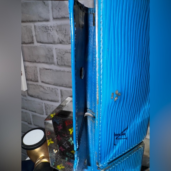 Louis Vuitton GUC Blue Epi Leather 3 ring Key Holder - Picture 5 of 6